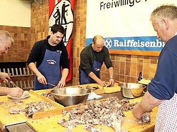 Der Metzger und seine Assistenten an der Arbeit: Christof Dürrbeck, Philipp Holzmann, Ralf Meidinger und Robert Sandel (v. l.) Foto: J. Blum