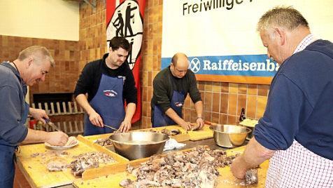 Der Metzger und seine Assistenten an der Arbeit: Christof Dürrbeck, Philipp Holzmann, Ralf Meidinger und Robert Sandel (v. l.) Foto: J. Blum