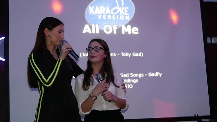 Natali mit der 13-jährigen Jenny, und Jenny war so glücklich, mit  Natali singen zu dürfen. Foto: Manja von Nida