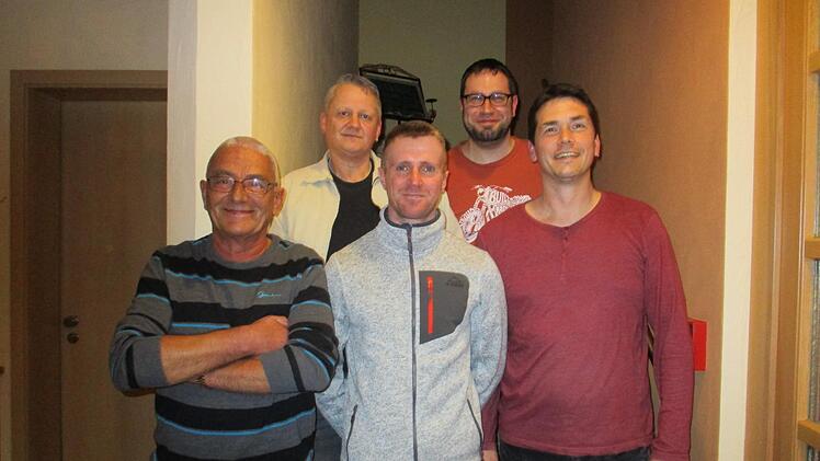 Bei der Generalversammlung des Haarder Sportclubs 92 wurde der Vorstand gewählt: (von links) Peter Wilden (stellv. Schriftführer), Marco Schmitt (Vorsitzender Verwaltung), Matthias Claus (Schriftführer), Klaus Böhm (Vorsitzender Sport) und Mario Nöth (Vorsitzender Finanzen).  Foto: Horst-Günter Ziegler