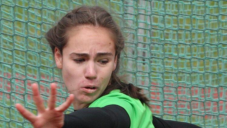 Hanna Schmitt (TV/DJK Hammelburg) gewann in Hösbach den Titel im Diskuswurf der U18.