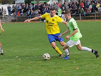 Frank Schmitt (links, SG Oerlenbach/Ebenhausen) im Duell mit Willi Voss (SV Ramsthal). Am Ende hatten die Gäste den Ramsthalern nichts entgegenzusetzen. Foto: ssp