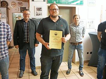 Die drei gleichberechtigten Vorsitzenden konnten in der Versammlung nur André Rieß mit Nadel und Urkunde auszeichnen. Im Bild (von links) Viktor Lauterbach, Bürgermeister Marc Benker, André Rieß, Daniel Wagenhuber und Daniel Kolb. Foto: Bruno Preißinger