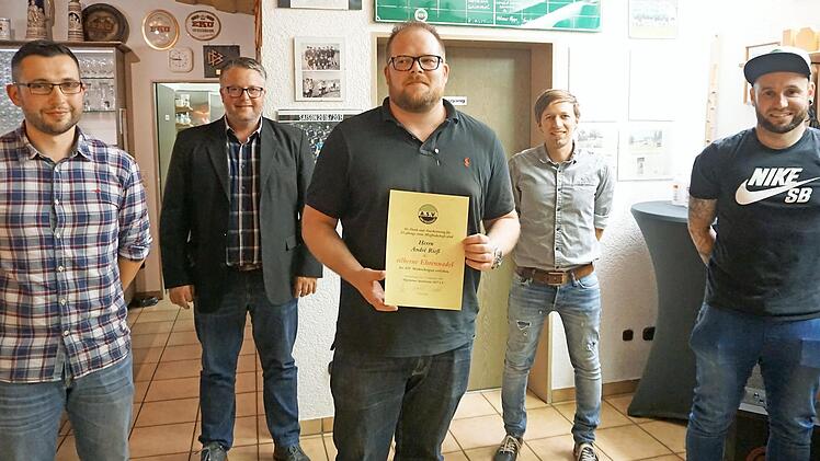 Die drei gleichberechtigten Vorsitzenden konnten in der Versammlung nur André Rieß mit Nadel und Urkunde auszeichnen. Im Bild (von links) Viktor Lauterbach, Bürgermeister Marc Benker, André Rieß, Daniel Wagenhuber und Daniel Kolb. Foto: Bruno Preißinger