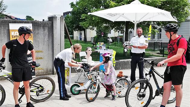 Polizeiobermeisterin Christina Seidl und Polizeioberkommissar Florian Heuring im Einsatz beim Fahrradpräventionstag.