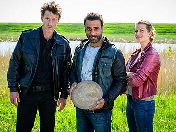 Ist die Bronzescheibe, die Yunus (Yunus Cumartpay, Mitte) gefunden hat, wirklich historisch? Und ist Apothekerin Insa Scherzinger (Theresa Underberg) wirklich zur&uuml;ck oder nur auf der Durchreise? Polizist Henk Cassens (Maxim Mehmet) hat jeden Grund zur Skepsis.