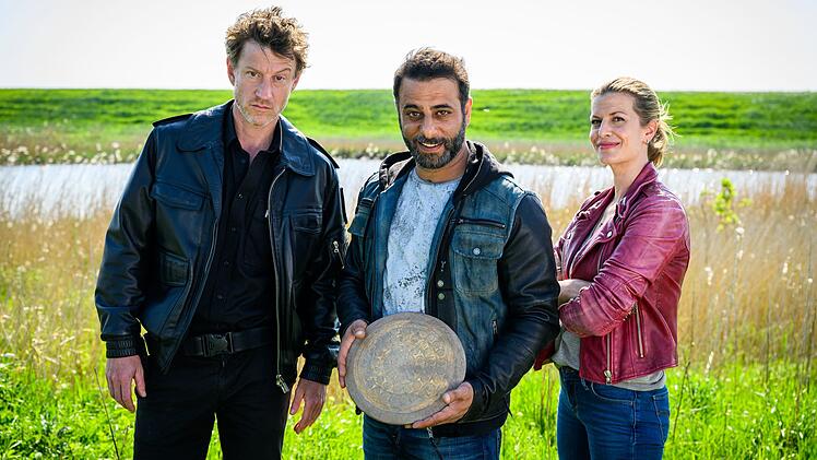 Ist die Bronzescheibe, die Yunus (Yunus Cumartpay, Mitte) gefunden hat, wirklich historisch? Und ist Apothekerin Insa Scherzinger (Theresa Underberg) wirklich zur&uuml;ck oder nur auf der Durchreise? Polizist Henk Cassens (Maxim Mehmet) hat jeden Grund zur Skepsis.
