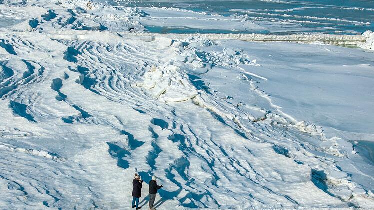 Eisberge t&uuml;rmen sich an der Ostseek&uuml;ste