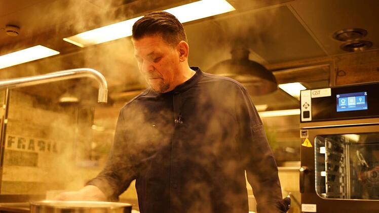 Tim M&auml;lzer muss im Hotel "Vier Jahreszeiten" ein Drei-Sterne-Gericht nachkochen.