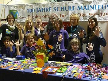 Die Mainleuser Schülerfirma auf der Messe in Fürth: Die Teilnehmer mit den Lehrerinnen Bernadette Amon (Dritte von rechts) und Silvia Greim (links) und den drei Förderlehrer-Praktikantinnen Vittoria Carbone, Isabelle Bach und Melissa Kraus. Foto: privat