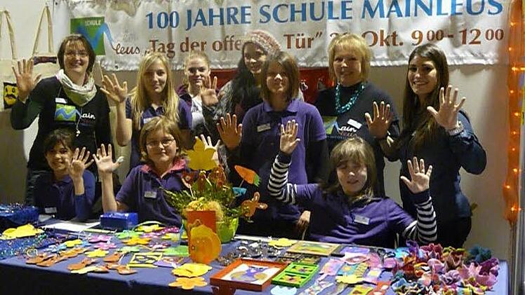 Die Mainleuser Schülerfirma auf der Messe in Fürth: Die Teilnehmer mit den Lehrerinnen Bernadette Amon (Dritte von rechts) und Silvia Greim (links) und den drei Förderlehrer-Praktikantinnen Vittoria Carbone, Isabelle Bach und Melissa Kraus. Foto: privat