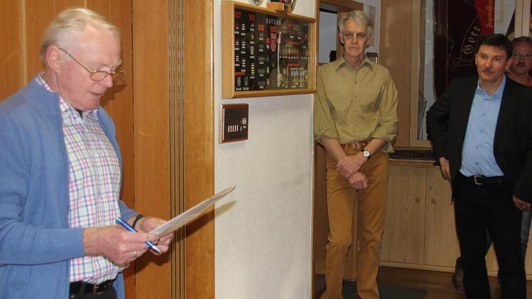 Wahlleiter Helmut Zier gab das offizielle Ergebnis bekannt.