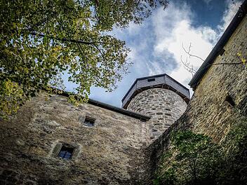 Fast 35 Meter hoch ragt der Bergfried der Burg Zwernitz in Sanspareil auf. Er gehörte zum markgräflichen Warttum-System Fotos: Heiko Hartmann