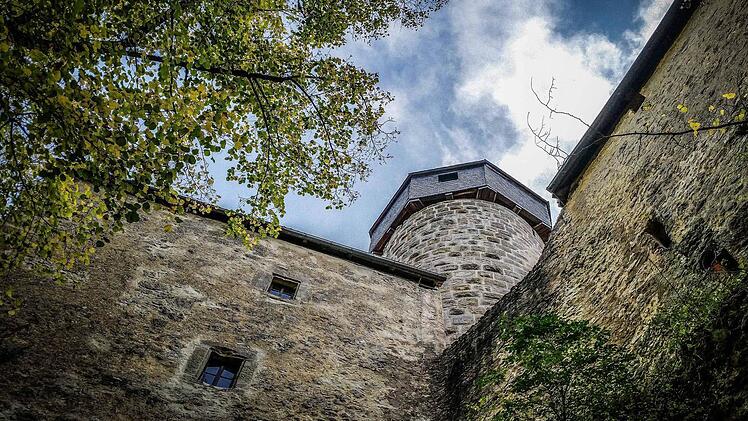 Fast 35 Meter hoch ragt der Bergfried der Burg Zwernitz in Sanspareil auf. Er gehörte zum markgräflichen Warttum-System Fotos: Heiko Hartmann