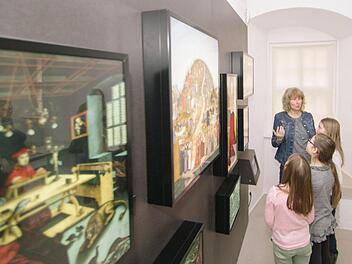 Pia Grosch, Museumspädagogin des Berliner Museums "Alice", ließ Gerta, Vivian und Melina (von vorne) von der Lucas-Cranach-Grundschule aufzählen, was ihnen auf den Bildern auffällt. Foto: Marian Hamacher