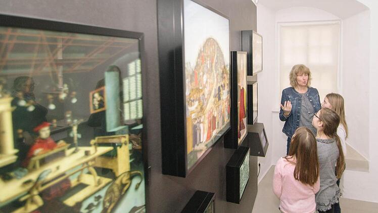 Pia Grosch, Museumspädagogin des Berliner Museums "Alice", ließ Gerta, Vivian und Melina (von vorne) von der Lucas-Cranach-Grundschule aufzählen, was ihnen auf den Bildern auffällt. Foto: Marian Hamacher