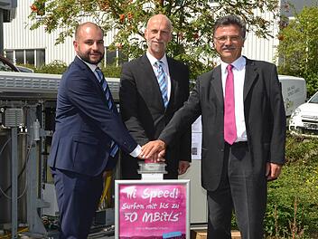 Michael Gstädtner, Oberbürgermeister Kay Blankenburg und Klaus Markert drücken den Startknopf. Foto: Peter Rauch