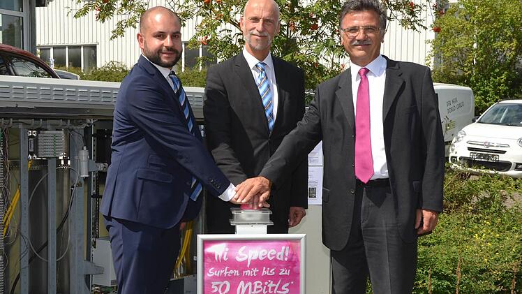 Michael Gstädtner, Oberbürgermeister Kay Blankenburg und Klaus Markert drücken den Startknopf. Foto: Peter Rauch