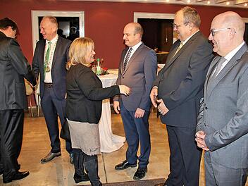 Viele Hände schüttelten Bürgermeister Helmut Blank, seine beiden Stellvertreter Michael Kastl und Axel Knauff sowie der geschäftsleitende Beamte Stefan Bierdimpfl, die die Gäste des städtischen Neujahrsempfanges begrüßten.  Fotos: Dieter Britz