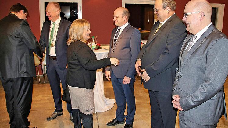 Viele Hände schüttelten Bürgermeister Helmut Blank, seine beiden Stellvertreter Michael Kastl und Axel Knauff sowie der geschäftsleitende Beamte Stefan Bierdimpfl, die die Gäste des städtischen Neujahrsempfanges begrüßten.  Fotos: Dieter Britz