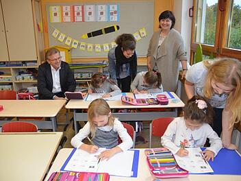 Hanna Schlick (vorne rechts) und Eva Dressel (hinten Mitte) sind als Bundesfreiwilligendienstleistende an der Grundschule Stockheim für ein Jahr tätig. Darüber freuen sich Bürgermeister Rainer Detsch (hinten links) und Rektorin Astrid Kestel (hinten rechts)Foto: K.- H. Hofmann