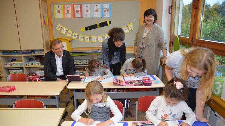 Hanna Schlick (vorne rechts) und Eva Dressel (hinten Mitte) sind als Bundesfreiwilligendienstleistende an der Grundschule Stockheim für ein Jahr tätig. Darüber freuen sich Bürgermeister Rainer Detsch (hinten links) und Rektorin Astrid Kestel (hinten rechts)Foto: K.- H. Hofmann