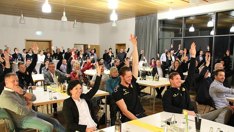 Kommunikationstrainer Werner Simmerl machte mit dem Publikum einige Übungen.Oliver Schmidt