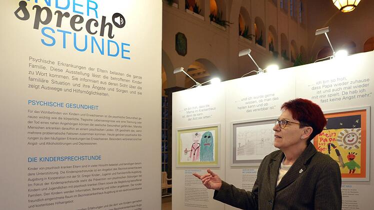 Stellvertretende Landrätin Monika Horcher eröffnete in der Wandelhalle die Ausstellung "Kinder-Sprech-Stunde". Peter Rauch