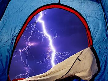 Im Landkreis Schwandorf wurden am Donnerstag (2. August 2018) 15 Menschen verletzt. Auf einem Campingplatz hatte ein Blitz eingeschlagen. Die Beh&ouml;rden lie&szlig;en das Feld r&auml;umen.  Symbolbild: pixabay.com/Capri23auto