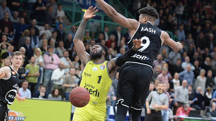 Adonis Thomas wird von  Tyrone Nash (rechts) gefolt. Foto: Peter Mularczyk