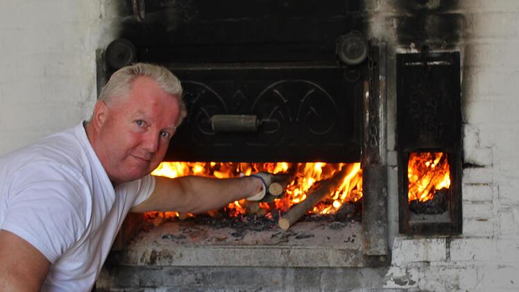 Hubert Warmuth hat das Feuer im Dorfbackofen angeschürt.Doris Vogel