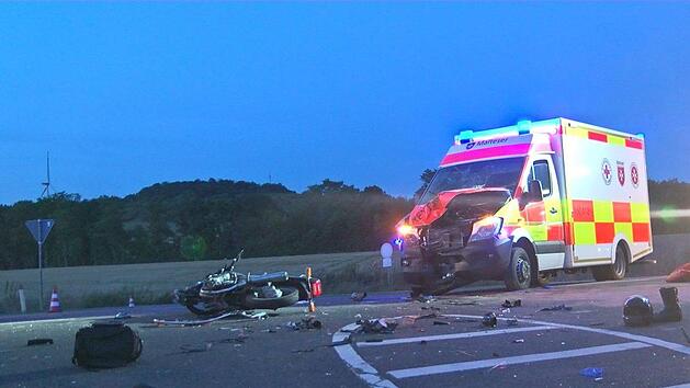 Im unterfr&auml;nkischen Uettimgen hat sich am Mittwochabend ein schwerer Unfall ereignet, bei dem ein Motorradfahrer lebensgef&auml;hrlich verletzt wurde. Foto: News5/Paso