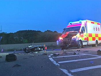 Im unterfr&auml;nkischen Uettimgen hat sich am Mittwochabend ein schwerer Unfall ereignet, bei dem ein Motorradfahrer lebensgef&auml;hrlich verletzt wurde. Foto: News5/Paso
