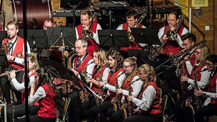 Mitreißender Auftritt: Beim Weihnachtskonzert beeindruckten das Jugendorchester und der Musikverein Stadt Rödental in der fast ausverkauften Franz-Goebel-Halle.Foto: Jochen Berger
