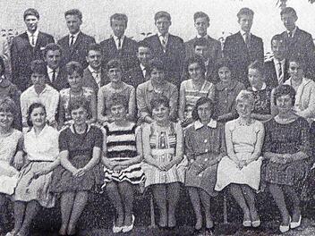 Die Abschlussklasse der Realschule 1961 mit Inge Baume (vordere Reihe, Vierte von rechts)