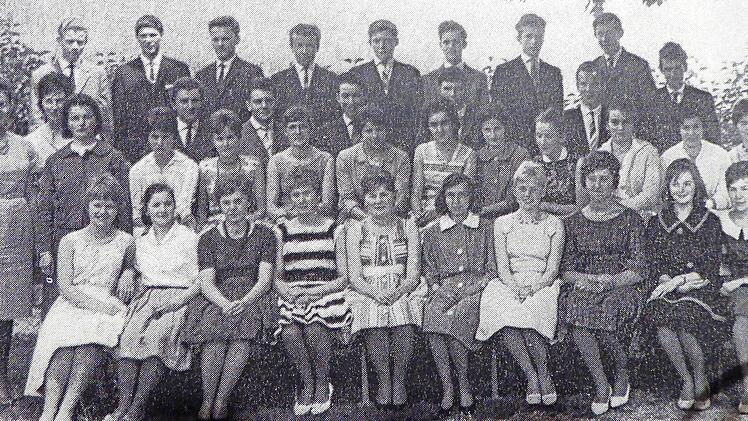 Die Abschlussklasse der Realschule 1961 mit Inge Baume (vordere Reihe, Vierte von rechts)