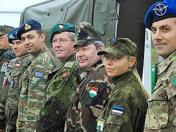 Dass Rhönkaserne und Truppenübungsplatz Wildflecken bei der Bundeswehrreform glimpflich davon gekommen sind, liegt auch am guten Ruf, den der Standort international erworben hat. Unser Bild zeigt Soldaten verschiedener Nationen bei einer NATO-Übung. Foto: Archiv