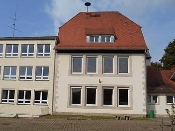 An der Ostseite der Grundschule wird eine Fluchttreppe angebracht. Foto: Walter Hanslok