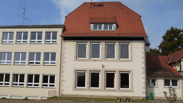 An der Ostseite der Grundschule wird eine Fluchttreppe angebracht. Foto: Walter Hanslok