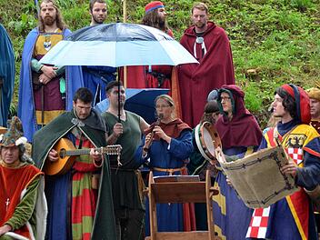 Der Begriff des Schirmherren bekam beim Burgfest eine andere Bedeutung. Die Musikinstrumente durften sich unter den Schutz der Schirme flüchten, aber die Menschen müssten die ganze Zeit über im Regen stehen - wie im Mittelalter auch. Foto: Peter Rauch