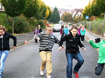 Bremstest aus vollem Lauf: Die Fünftklässler der Schlossbergschule genossen ein unkonventionelles Sicherheitstraining. Fotos: Werner Vogel