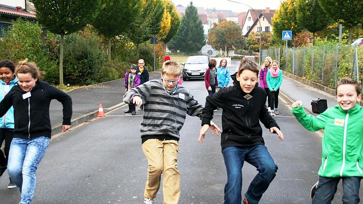Bremstest aus vollem Lauf: Die Fünftklässler der Schlossbergschule genossen ein unkonventionelles Sicherheitstraining. Fotos: Werner Vogel
