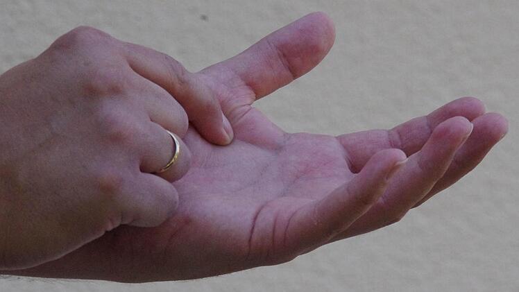 Der Garstufen-Test: Fühlt sich das Steak so an, wie hier die Hand, ist es im Kern noch roh. Foto: Dominic Meißner