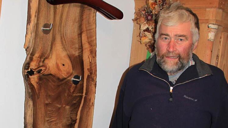 Hans-Karl Hertel mit seiner Garderobe aus einem schön gemaserten Brett Foto: Matthias Einwag