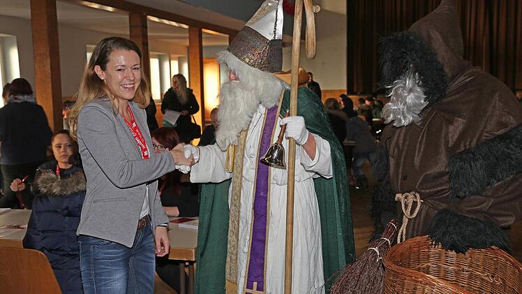 Der heilige Nikolaus und Knecht Ruprecht bedanken sich bei Cornelia Grünbeck, die durch ihre Knochenmarksspende bereits einem Menschen das Leben gerettet hat.