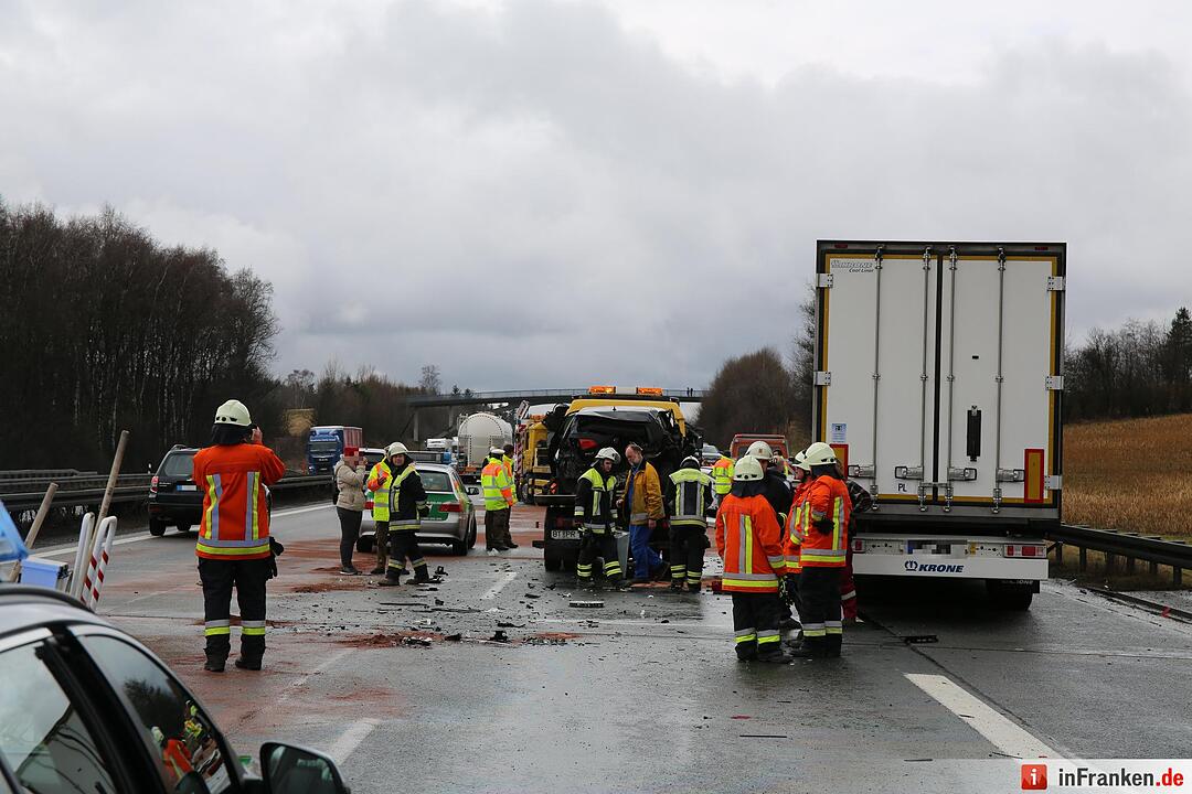 Autobahn nach Kollision von fünf Fahrzeugen komplett gesperrt - Mehrere Personen verletzt