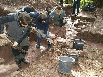 Bei der Arbeit: die Archäologie-Studenten Tim Röder, Stella Ott und Vivien Welker.Sabine Weinbeer
