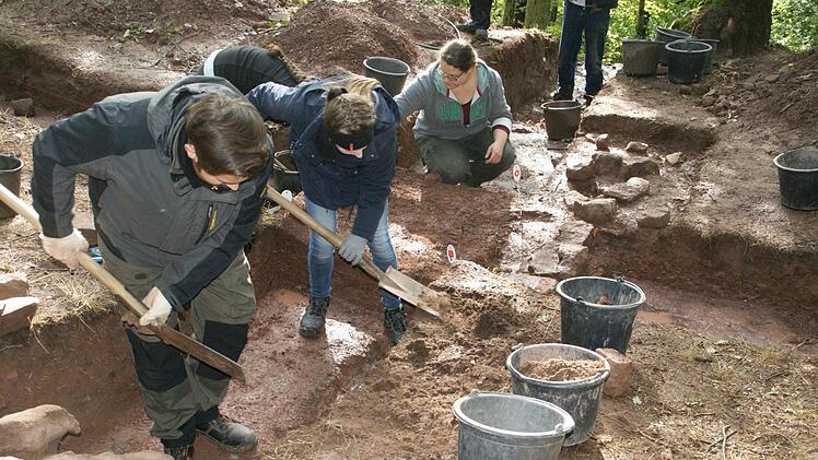 Bei der Arbeit: die Archäologie-Studenten Tim Röder, Stella Ott und Vivien Welker.Sabine Weinbeer