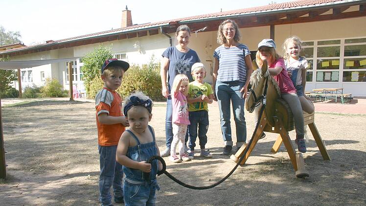 Auf eine an Spielzeu greduzierte Freifl&auml;che setzt seit nunmehr 25 Jahren der evangelische Kindergarten Klecks. Am Tag der offenen T&uuml;r k&ouml;nnen sich die Besucher davon &uuml;berzeugen, dass das Konzept seit der Gr&uuml;ndung voll aufgeht. Von Anfang an pr&auml;gten Leiterin Andrea Knauer (links) und Erzieherin Pia H&ouml;hn (rechts) die Einrichtung. Foto: Martin Rebhan