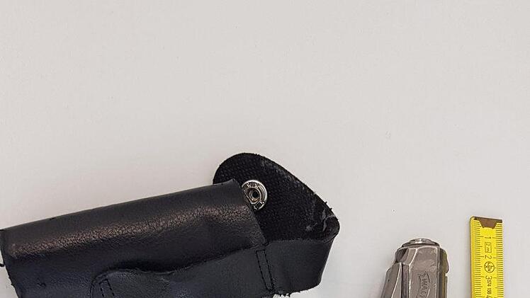 Diese Feuerzeugpistole trug der Mann am G&uuml;rtel. Foto: Bundespolizei